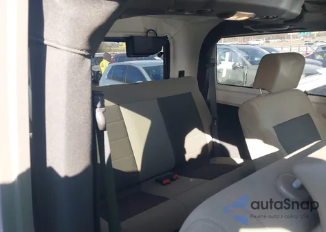 2010 Jeep Wrangler Sahara z USA, uszkodzony, nr VIN 1J4GA5D14AL141031